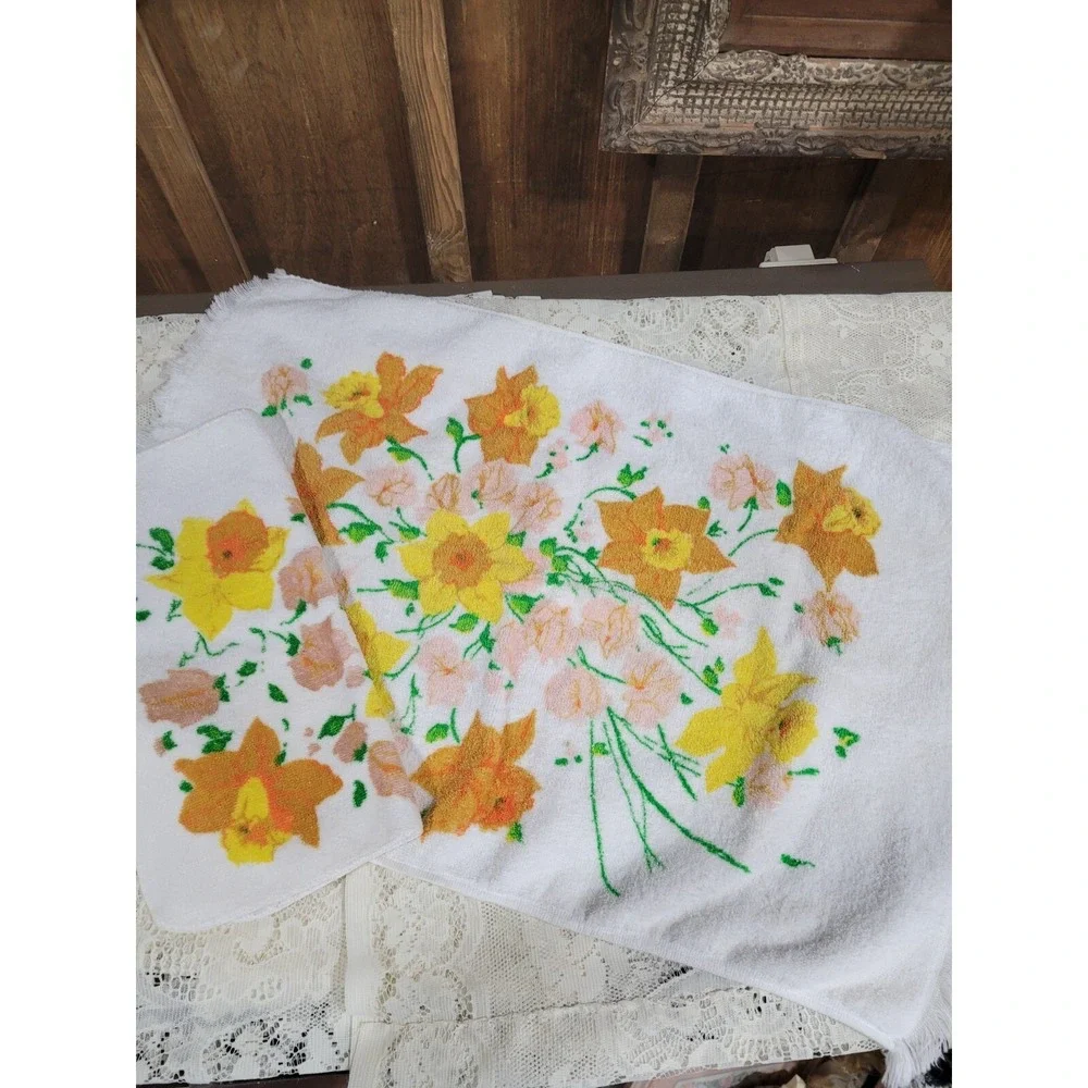 Vintage Mid-century Martex Daffodil Hand Towel and Bath Cloth